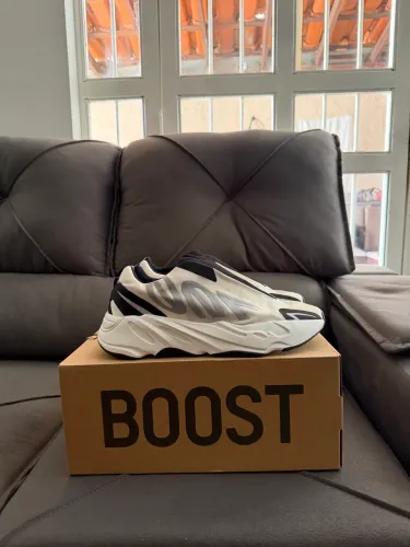 Yeezy 700 MNVN