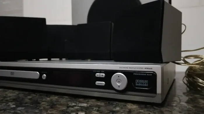HOME THEATER NÃO POSSUI CONTROLE ÓTIMO AÚDIO SUB PERFEITO E 5 CAIXAS