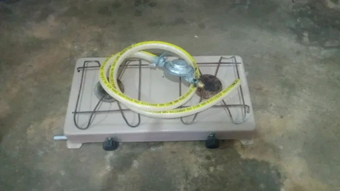 Vendo esse fogão de 2 bocas cm registro novo 