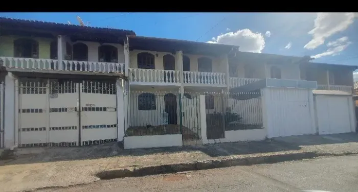Alugo Casa Germinada no Inconfidência, 2 quartos, 2 banheiros, sala, copa,cozinha, garagem