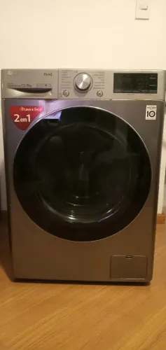 Máquina de lavar roupas lava e seca