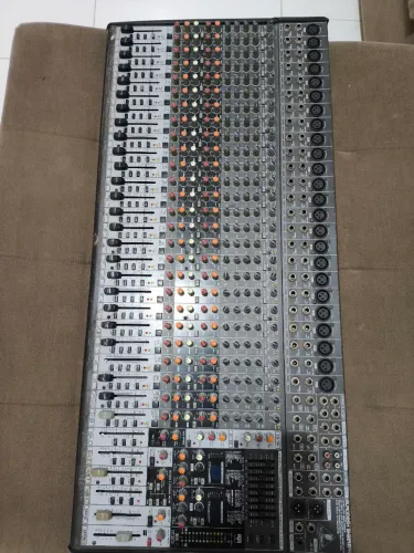 Mesa de som Behringer 24 canais