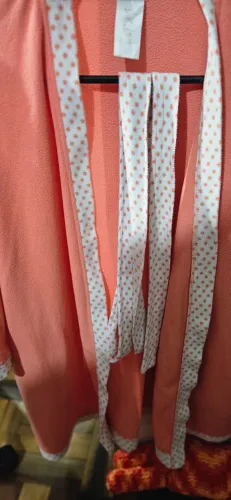 Robe / Roupão Feminino Fleece Coral com Estampa Poá e Faixa