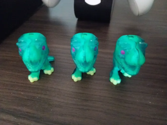 Kinder Joy 3 Trex brilha no escuro Jurassic world