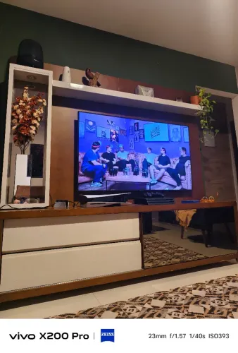 Estante / Rack para TV Grande com Painel, Nichos e Espelho 