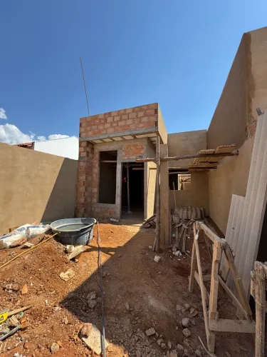 Casa Com Entrada Facilitada - 03 Quartos - Sala Com Pé Direito Elevado