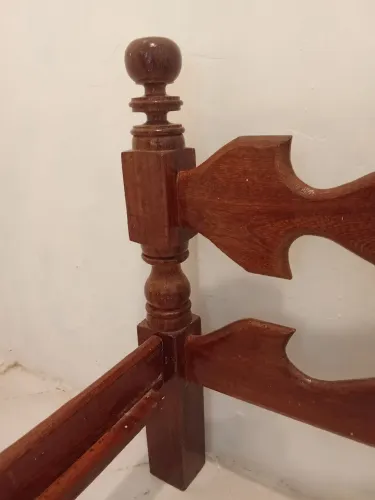 Vendo cama de casal Madeira de Lei. Em ótimo estado.