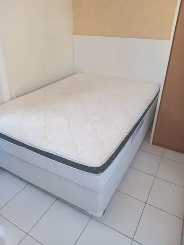 Cama box e colchão.