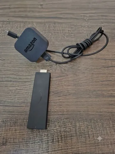 Fire TV Stick Lite Amazon - Completo com Fonte e Cabo (Pronto pra usar)