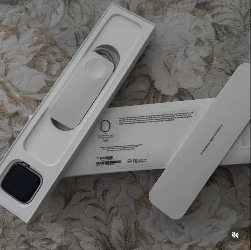 Apple Watch SE com GPS (Caixa de alumínio prata - Pulseira esportiva Azul abismo)