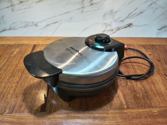Máquina waffle Britânia 