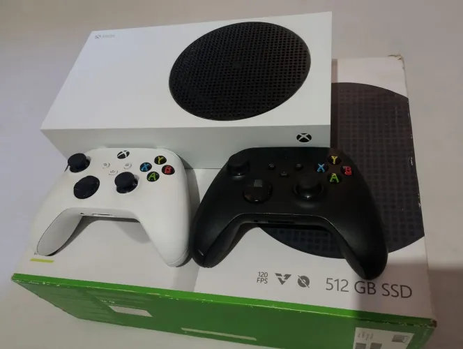 Xbox séries s com dois controles zerado. R$2.200