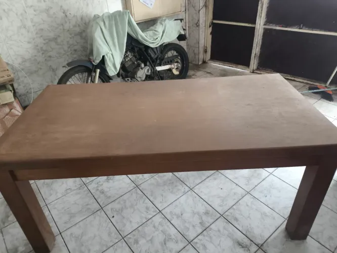 Mesa de jantar maciça