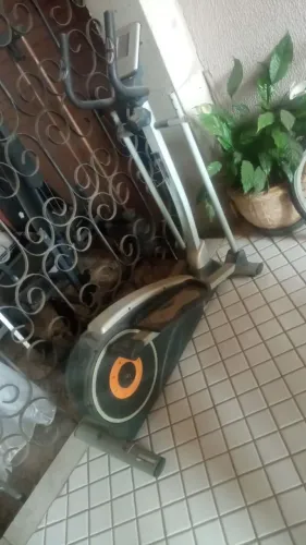 Bicicleta elíptica,ou simulador de caminhada 