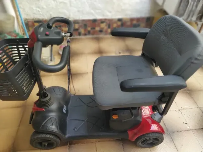 Cadeira elétrica para pessoas de pouca mobilidade 