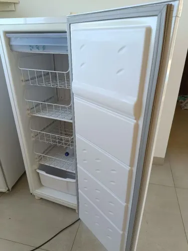 Freezer vertical 121 litros usado em bom estado