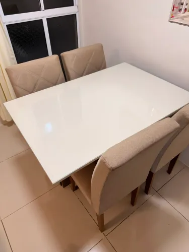 Mesa de Jantar 4 Lugares com Tampo de Vidro + 4 Cadeiras - Excelente Estado
