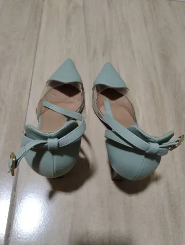 Scarpin Satinato Bico Fino Verde Claro Tamanho 37.