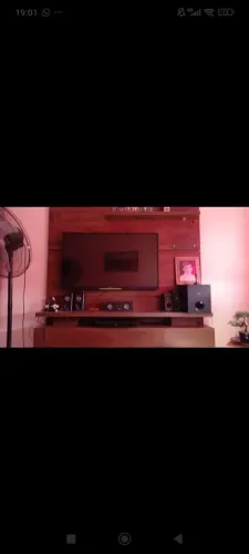 Painel em MDF muito bonito e resistente televisão com armário basculante embutido embaixoo
