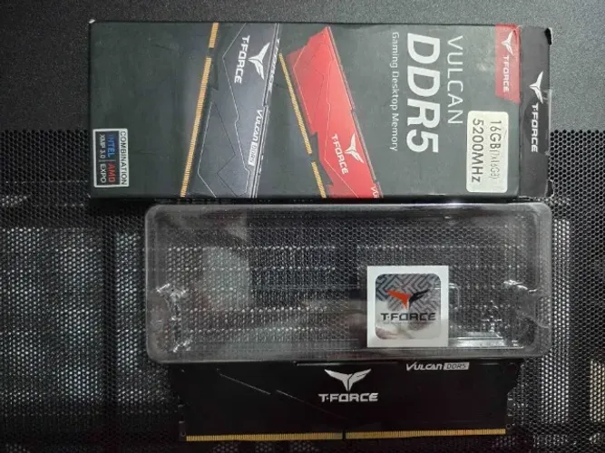 Memória Team Group T-Force Vulcan, 16GB, 5200MHz, DDR5, CL40, Preta, FLBD516G5200HC40C01