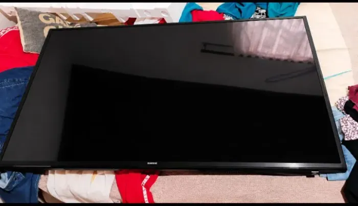 TV Samsung com defeito (liga, mas sem imagem) - para peças ou consertoto benefício