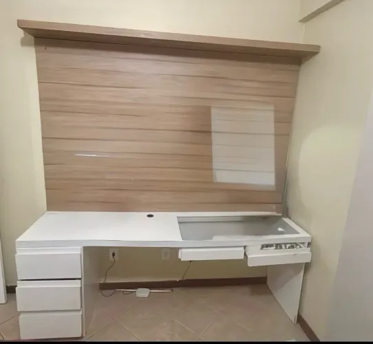 Vende-se escrivaninha. Aceito negociações