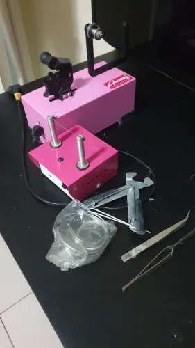 Máquinas para fazer lacinhos com acessórios.