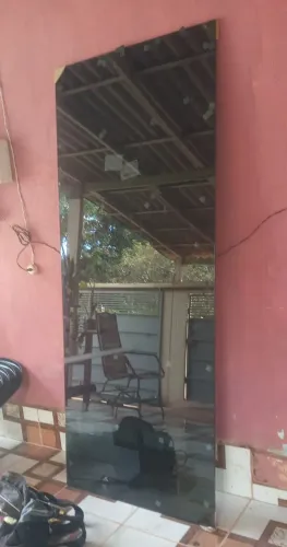 vendo uma porta de vidro fumê.