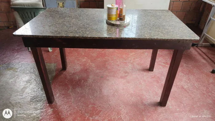 Mesa de marmore e madeira ,1,40 x 80