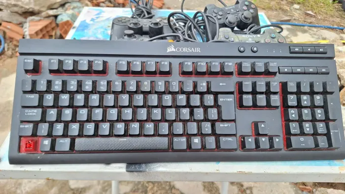 Teclado gamer corsair k68 no estado não testado