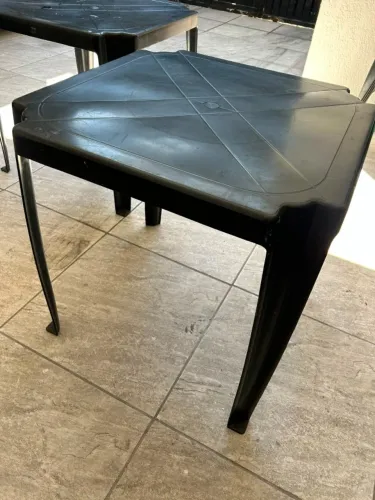 Mesa quadrada de plástico