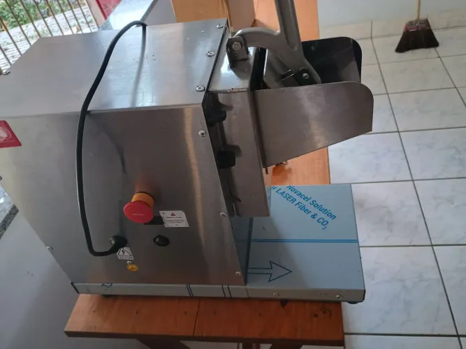 Vendo máquina de ralar mussarela coco e outras coisas. Valor 15000. Divido no cartão.