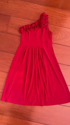 Vestido de Festa Vermelho Um Ombro Só Detalhe de Flores G
