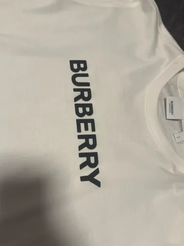 Camiseta Burberry original, tamanho S/P estou vendendo porque o tamanho não me serviu 