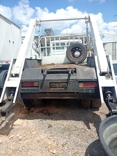 M.benz 1718 2012 com poliguindaste