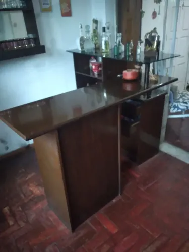 Bar em mogno em ótimo estado.