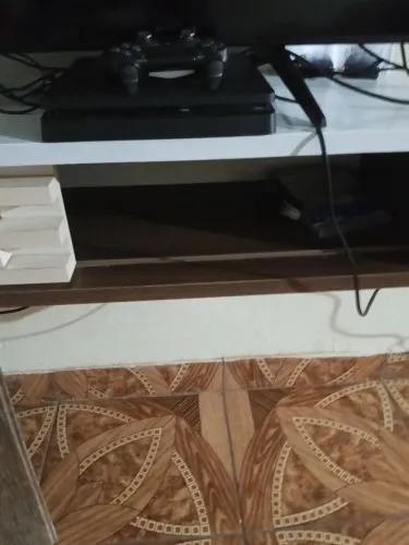 Vendo PS4 slim 1 tera um controle dois jogos 2000 para vender ligeiro
