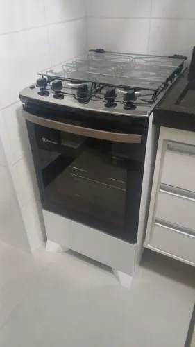 Fogão 4 bocas Eletrolux branco e preto.