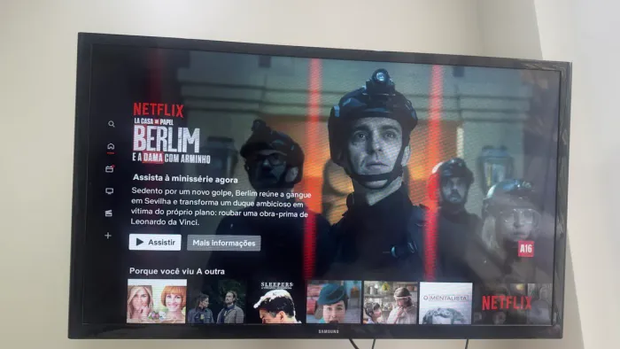 Tv SAMSUNG 32 polegadas + suporte móvel 