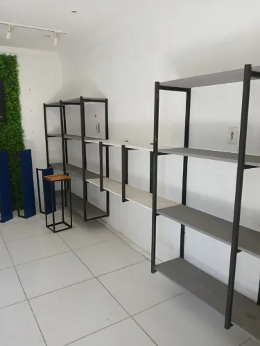 Prateleiras e mesa pra escritório