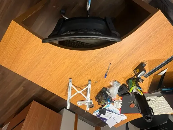 Cadeiras de escritorio e mesa de posto de trabalho
