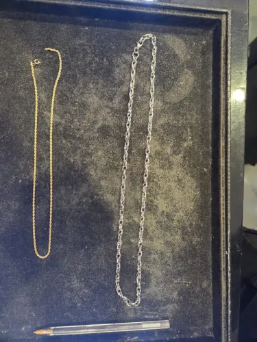 cordão dourado e prateado