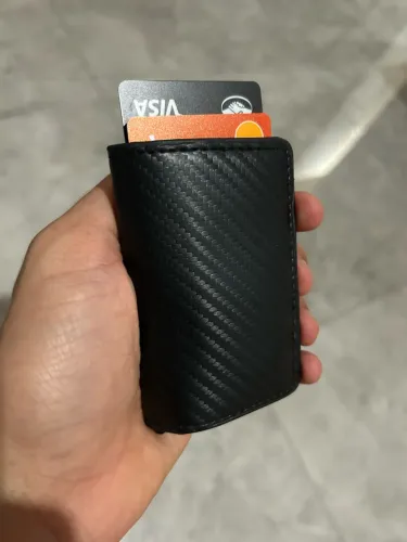 Carteira Slim Pop-Up Automática - Couro + Fibra Carbono - RFID
