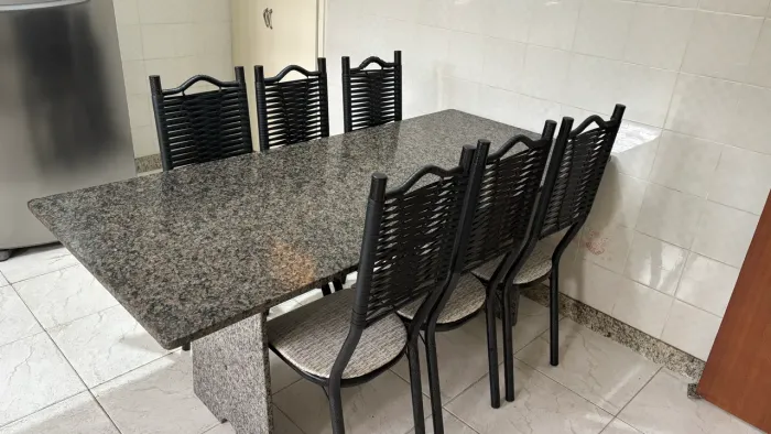 Mesa de granito com 6 cadeiras