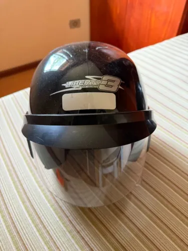DOIS CAPACETES ABERTOS PARA MOTOCICLISTA