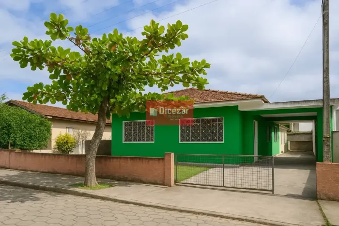Casa à venda com três dormitórios em localização privilegiada a apenas 300m da Praia Alegr
