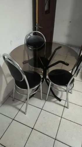 Mesa redonda pequena com 3 cadeiras