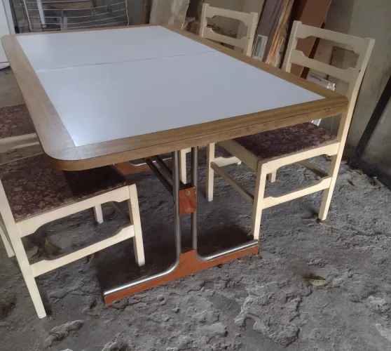 Mesa de madeira com 4 cadeiras