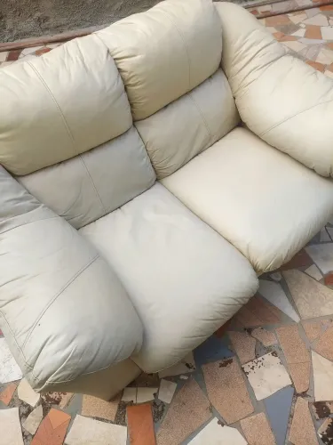 Sofá de corino off-White dois lugares
