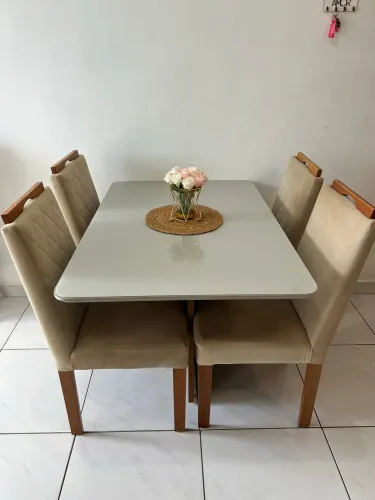 Mesa 4 cadeiras estofadas